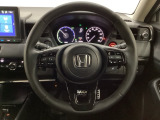 ハンドルにHondaセンシング系のクルーズコントロールやレーンキープアシストなどのスイッチと、オーディオの操作スイッチが装備されています。ハンドルから手を離さず安全に操作できます。