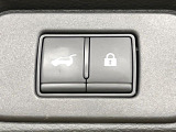 【パワーバックドア】スマートキーや運転席のボタンを押すだけでリアゲートが自動で開閉します!荷物を持っている時や、高い位置にあるバックドアを閉める際に便利な機能です♪