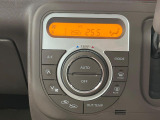 【オートエアコン】一度お好みの温度に設定すれば、車内の温度を検知し風量や温度を自動で調整。暑い&hellip;寒い&hellip;と何度もスイッチ操作をする必要はありません。快適な車内空間には必須の機能ですね♪