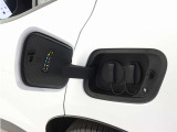 急速充電は、商業施設など外出先の公共の充電ステーションでご利用いただけます。CHAdeMO規格に準拠した150kWの急速充電器を使用した場合、充電率10%から80%まで、約32分で充電できます。