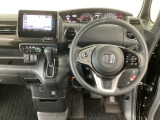【ハンドル】運転にかかわる様々な操作を安全に行えるように視点移動が少なく操作性に配慮されたスイッチ類が凝縮されたコックピットです。
