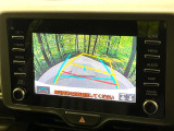 【バックカメラ】駐車時に後方がリアルタイム映像で確認できます。大型商業施設や立体駐車場での駐車時や、夜間のバック時に大活躍!運転スキルに関わらず、今や必須となった装備のひとつです!