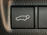 【パワーバックドア】スマートキーや運転席のボタンを押すだけでリアゲートが自動で開閉します!荷物を持っている時や、高い位置にあるバックドアを閉める際に便利な機能です♪