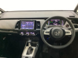車内は光触媒抗菌消臭施工済です。スタイリッシュなデザインでスポーティなインパネ周りを演出します。グローブボックスやカップホルダーのほかにトレーなどたくさんの収納スペースが付いています。