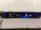 中央にデジタル表示のスピードメーターを配したハイブリット専用メーターになっています。左側のインフォメーション画面で燃費などの情報を確認できます。