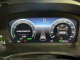 運転時の視界周辺の見やすい位置に、メーターやディスプレーをレイアウト。