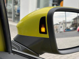 レーンチェンジアシストシステム。後方死角ゾーンの車両を検知することで、ミラー内側のインジケーターが点灯、安全な車線変更をサポート。