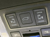 【両側パワースライドドア】スマートキーや運転席のスイッチで後席両側スライドドアの開閉が可能♪電動だから力を入れてドアを開ける必要が無く、小さなお子様でも簡単に開け閉めでき快適です♪