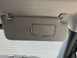 バニティミラー装備。