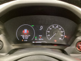 ハイブリット車専用のメーターです。右側の大型スピードメーターに加え、ステアリングスイッチを使って左のマルチインフォメーション・ディスプレイで燃費や動力伝達などの情報が見れるようになっています。