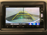 リバースギアに入れるだけで後方の表示へ切り替わります。夜間や雨の日の駐車も楽になりますよ。