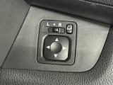 【電動格納ドアミラー】狭路の通行時や狭い場所に停車させるときに活躍する装備ですね。ボタン一つでドアミラーが格納されます。