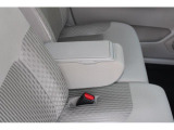 運転席と助手席の間には小物入れ付きのセンターアームレストを装備!スマホなどの小物の収納に便利!跳ね上げれば助手席のあの子との間に邪魔をするものは何もなくなります!