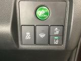Hondaセンシング用の、VSA(ABS+TCS+横滑り抑制)解除と路外逸脱抑制機能のオンオフスイッチなどはハンドルの右側に装備しています。燃費に役立つECONボタンもここです。