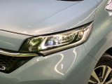 【LEDヘッドライト】悪天候や夜間走行時も良好な視界を確保し安心して運転できる高輝度LEDヘッドライトを装備!点灯速度が早く、消費電力も抑えられています。