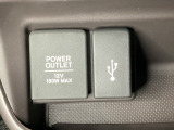 アクセサリーソケットはUSBのアダプターなどをつければ、スマホの充電にも使えます。横にはナビゲーション用の外部入力可能なUSB端子がついており、周辺には物が置けるボックスがついています。