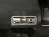 ハンドルの左下にETC2.0がついています。高速道路の料金所の通過も楽々です!。 カードの取り出しもしやすい場所についています。