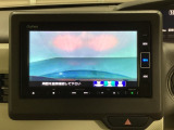 ギヤをR(バック)に入れるとナビの画面に後ろの映像が映るリアカメラ付です。後退時、コンディションが悪い視界でもカラーバックモニターがドライバーをサポートします。