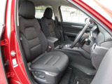 正しい姿勢で運転できるように体幹の腰部をしっかりささえるようデザインされているシートです。素材、シート形状を研究することでフィット感を高めつつ、優れた快適性を実現しています。