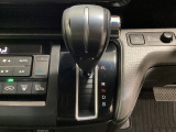 CVT車のセレクトレバーです。低速から高速まで、変速ショックのないスムーズな走りを実現するとともに、エンジン効率のよい領域を維持することで燃費にも貢献します。