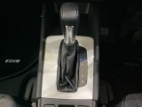 「e:HEV」搭載車です。日常シーンのほとんどをモーターで走行し、高速クルージングなどモーターよりもエンジンの方が効率が良い領域はエンジンで走行、あらゆる領域で優れた燃費走行を実現します。