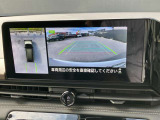 アラウンドビューモニターは4方のカメラで真上から車を見たようにモニターで確認ができる日産の自慢の装備です。前後センサーにより移動物検知、障害物検知をして画面に表示。是非実際の車で体感してみてください。
