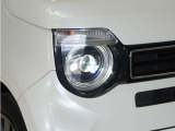 【LEDヘッドライト】省電力で、明るく遠くまで照らし、夜道や雨天などの走行の際、安心感を高めます。オートライト機構で周囲の明るさを感知し、自動で点灯、消灯します。