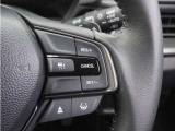 【アダプティブクルーズコントロール】ステアリングのスイッチを操作するとミリ波レーダーで先行車との距離を測定。設定を適切に保ちながら加速・減速、さらに停止まで自動に追従します。