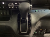 CVT車のセレクトレバーです。低速から高速まで、変速ショックのないスムーズな走りを実現するとともに、エンジン効率のよい領域を維持することで燃費にも貢献します。
