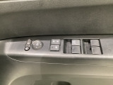 パワーウインドウは運転席でドア4枚とも上下の操作ができるようになっています。子供さんが勝手に操作できないようにロックすることも可能です。