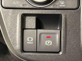指先だけで簡単に操作が可能な電動パーキングブレーキを採用。「HOLD」スイッチを押すと、渋滞や信号待ちなどでブレーキペダルから足を離しても、ブレーキを保持するので安心です