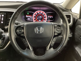 ハンドルにHondaセンシング系のクルーズコントロールやレーンキープアシストなどのスイッチと、オーディオの操作スイッチが装備されています。ハンドルから手を離さず安全に操作できます。