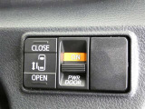 片側電動スライドドアのスイッチ付です。車内からもスイッチひとつで楽にドアの開閉が可能です。電動なので開閉時に力を使う必要がなく、半ドアになることもありません!