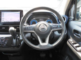 ステアリングハンドルです。オーディオコントロールスイッチが付いて運転中でも手元でオーディオの操作が出来て便利ですよ。