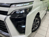 【LEDヘッドライト】悪天候や夜間走行時も良好な視界を確保し安心して運転できる高輝度LEDヘッドライトを装備!点灯速度が早く、消費電力も抑えられています。