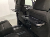 運転席・助手席の背もたれには、2列目シート用にカップホルダー付きの「格納式のシートバックテーブル」を装備しています。休憩時のちょっとした時間などカップを置いたり、小物置きに使えて便利です。