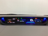 中央にデジタル表示のスピードメーターを配したハイブリット専用メーターになっています。左側のインフォメーション画面で燃費などの情報を確認できます。
