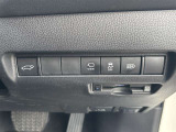 【電動リアゲート】スイッチ操作や足の動きで自動開閉するトランク扉です。両手が塞がっている時や、力の弱い方でも楽に操作でき、高級車やSUVに多く採用されています。