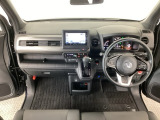 【前方視界】開放的な前方視界!運転がしやすく疲れにくいです♪窓が大きく、見通しがとっても良いおクルマですよ♪