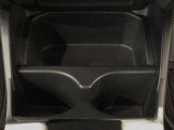 運転席と助手席の間にはドリンクホルダーが付いています。ちょうど手の届く所にありますので、とっても便利です♪
