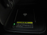 置くだけでワイヤレスで充電可能です。