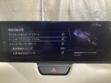 ハンドル操作をアシストすることにより車線からの逸脱回避を支援します。