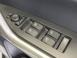 【電動格納ミラー】サイドミラーは電動格納式となっており、狭い駐車場でもキズがつくリスクを抑えられます。