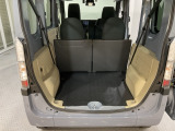 商用車ならではの広大な荷室です。開口部も大きいので荷物の出し入れもスムーズです。