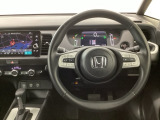 【ハンドル】運転にかかわる様々な操作を安全に行えるように視点移動が少なく操作性に配慮されたスイッチ類が凝縮されたコックピットです。