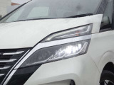 【LEDヘッドライト】悪天候や夜間走行時も良好な視界を確保し安心して運転できる高輝度LEDヘッドライトを装備!点灯速度が早く、消費電力も抑えられています。