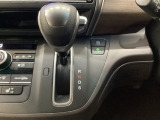 CVT車のセレクトレバーです。低速から高速まで、変速ショックのないスムーズな走りを実現するとともに、エンジン効率のよい領域を維持することで燃費にも貢献します。