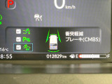 【ホンダセンシング】走行中に前方の車両等を認識し、衝突しそうな時は警報とブレーキで衝突回避と被害軽減をアシスト。より安全にドライブをお楽しみいただけます。