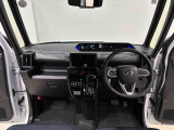 360&deg;UV&IRカット機能ガラス採用。見易い計器類と運転し易いレイアウトのドライビングポジションは、極細Aピラーの採用で視角も少なく前方&左右の見切りが良く安心して運転できます。