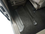 【スーパースライドシート】助手席を後ろへスライドすれば運転席後に座るお子様のお世話を楽に。前にスライドすれば後席にお子様を座らせた後にそのまま運転席に。大きく動く助手席で空間を自在に変化!